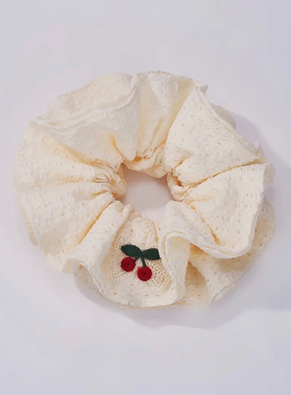 Chouchou, crème avec broderie, cerise 🍒