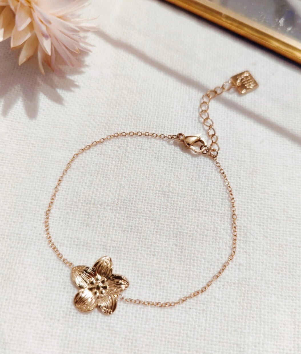 Bracelet doré, fleur d’été 🌸