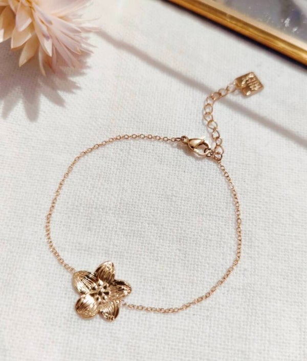 Bracelet doré, fleur d’été 🌸
