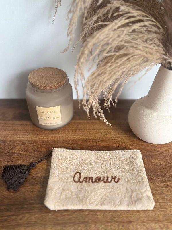 Trousse marron à pompon “Amour” – Cute & Fun 🤎✨