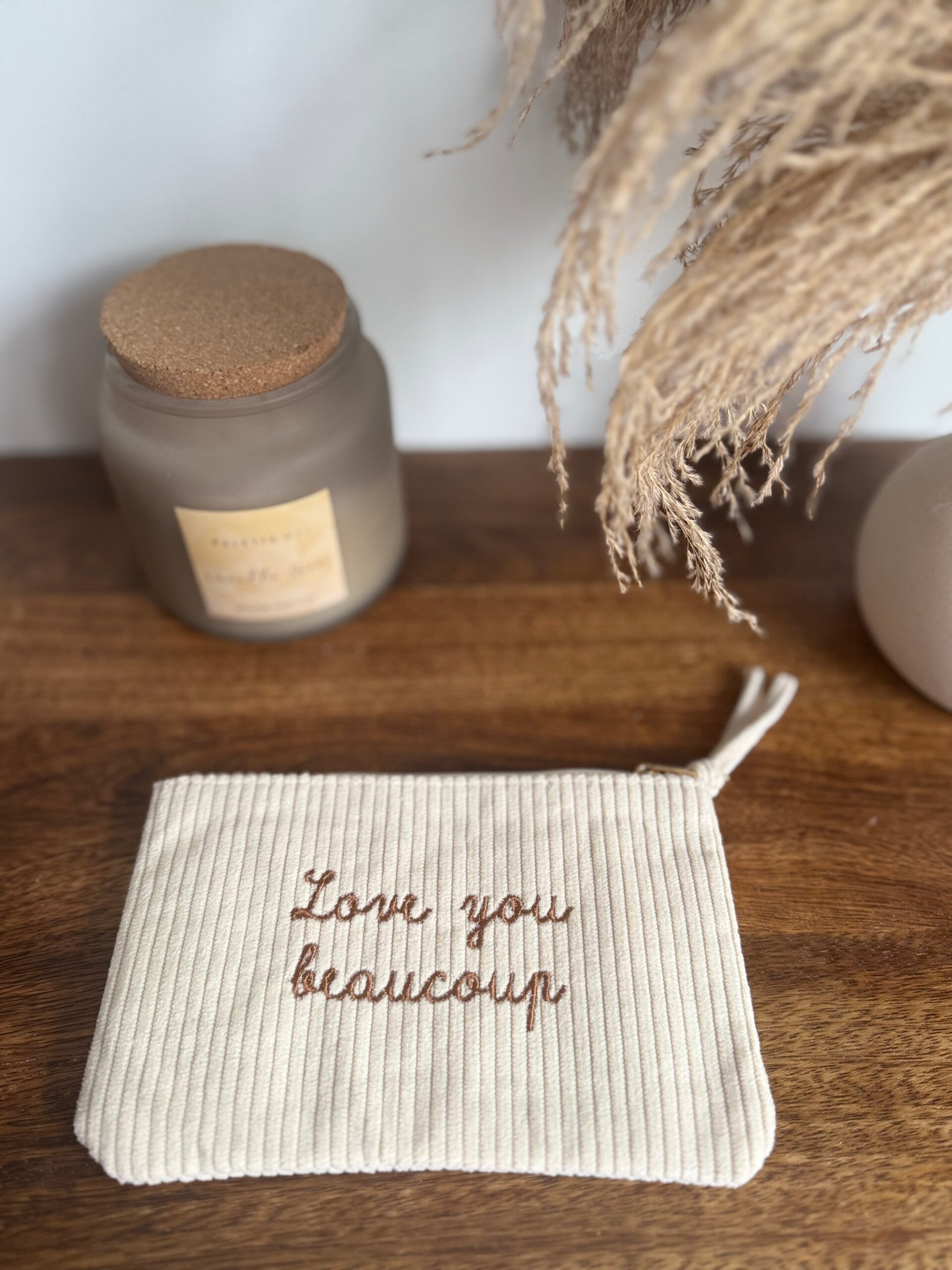 Trousse effet velours beige “Love You Beaucoup” – Douce & Chic 💛
