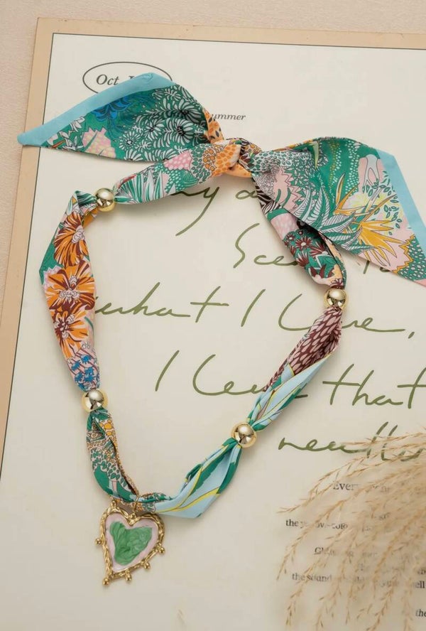 Collier foulard coloré avec pendentif cœur 💕