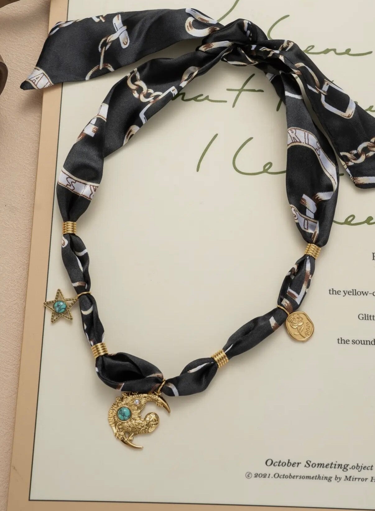 Collier Foulard noir pendentif Lune ☪️✨