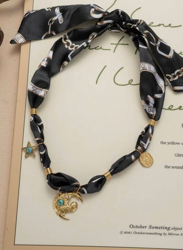 Collier Foulard noir pendentif Lune ☪️✨
