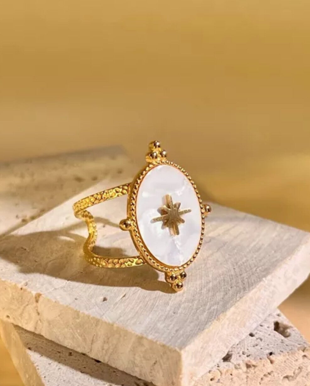 Bague ovale nacre blanche étoile dorée acier inoxydable