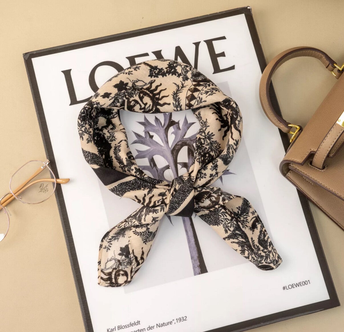 Foulard Soleil Vintage Carré Élégance Mystique