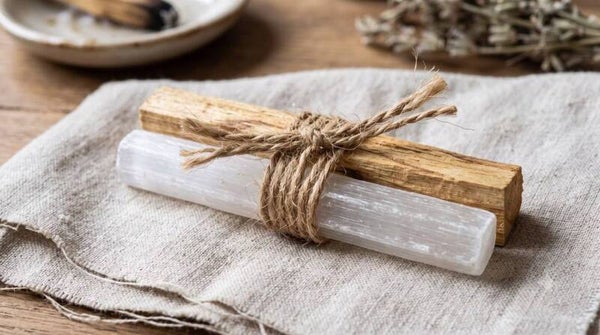 Purificazione e Luce: Legno di Palo Santo e Bacchetta di Selenite