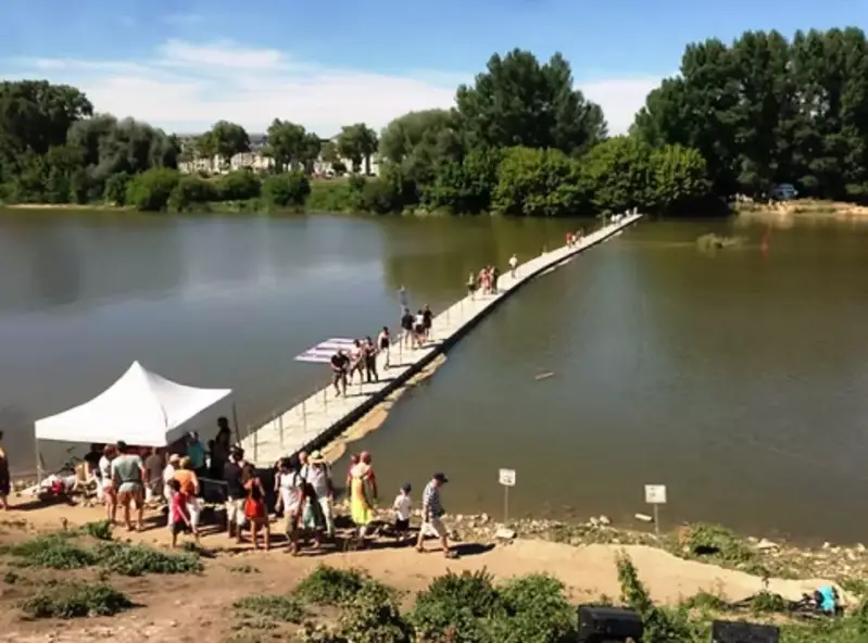 Photo du ponton de la fete des duits sur le site sortir a orleans