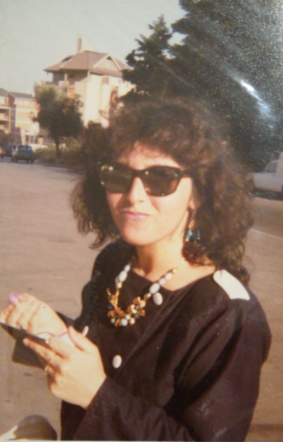 UNA RAGAZZA SI METTE IL ROSSETTO