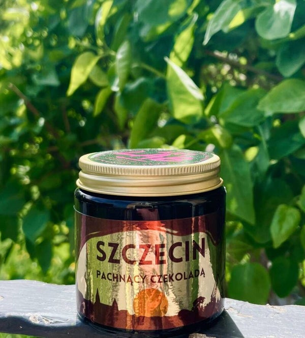 Średnia świeca sojowa "Szczecin pachnący czekoladą" Hoca Candle