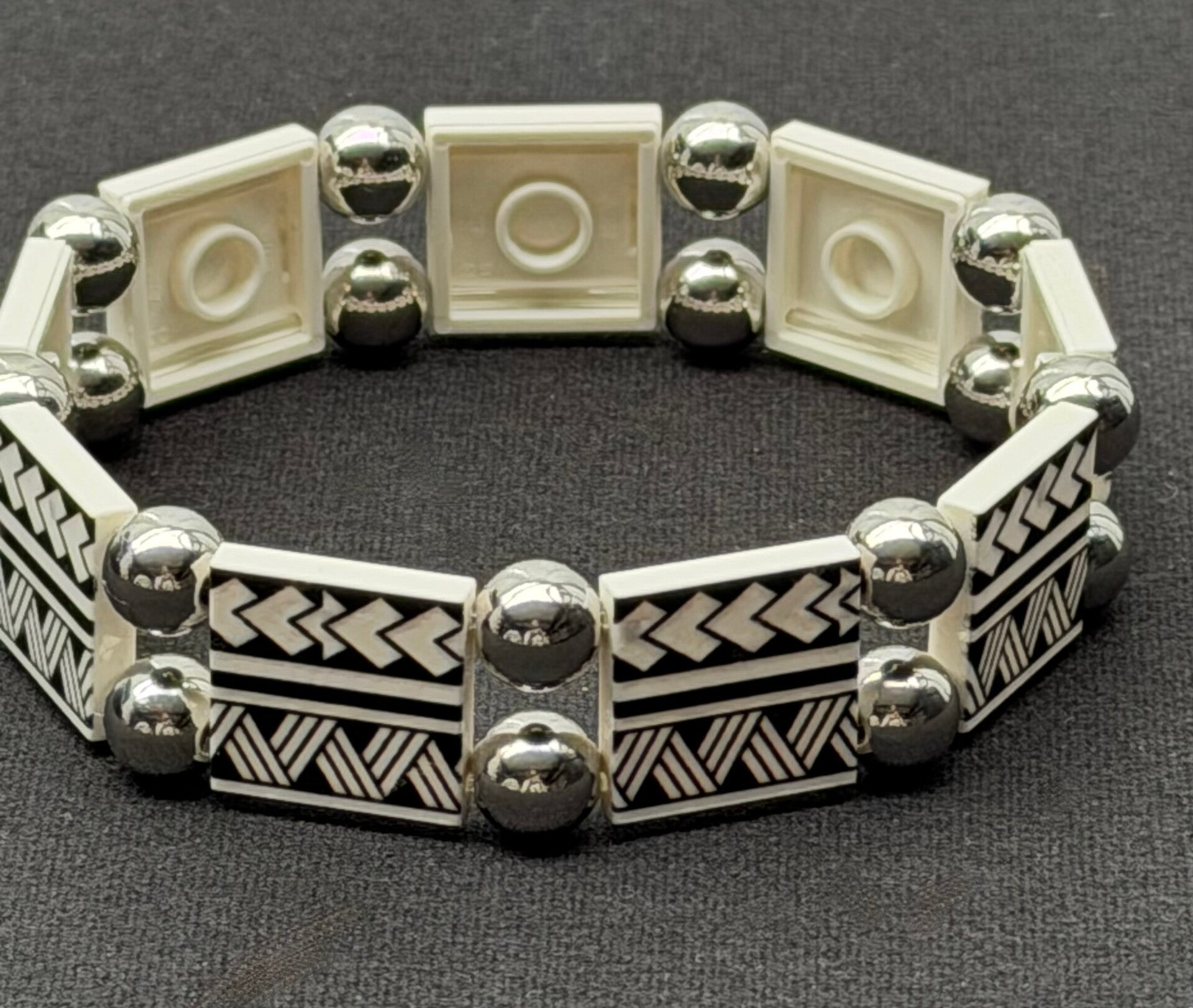 Bracelet homme graphique aztèque noir et argent fait main — LeKlic en briques LEGO®