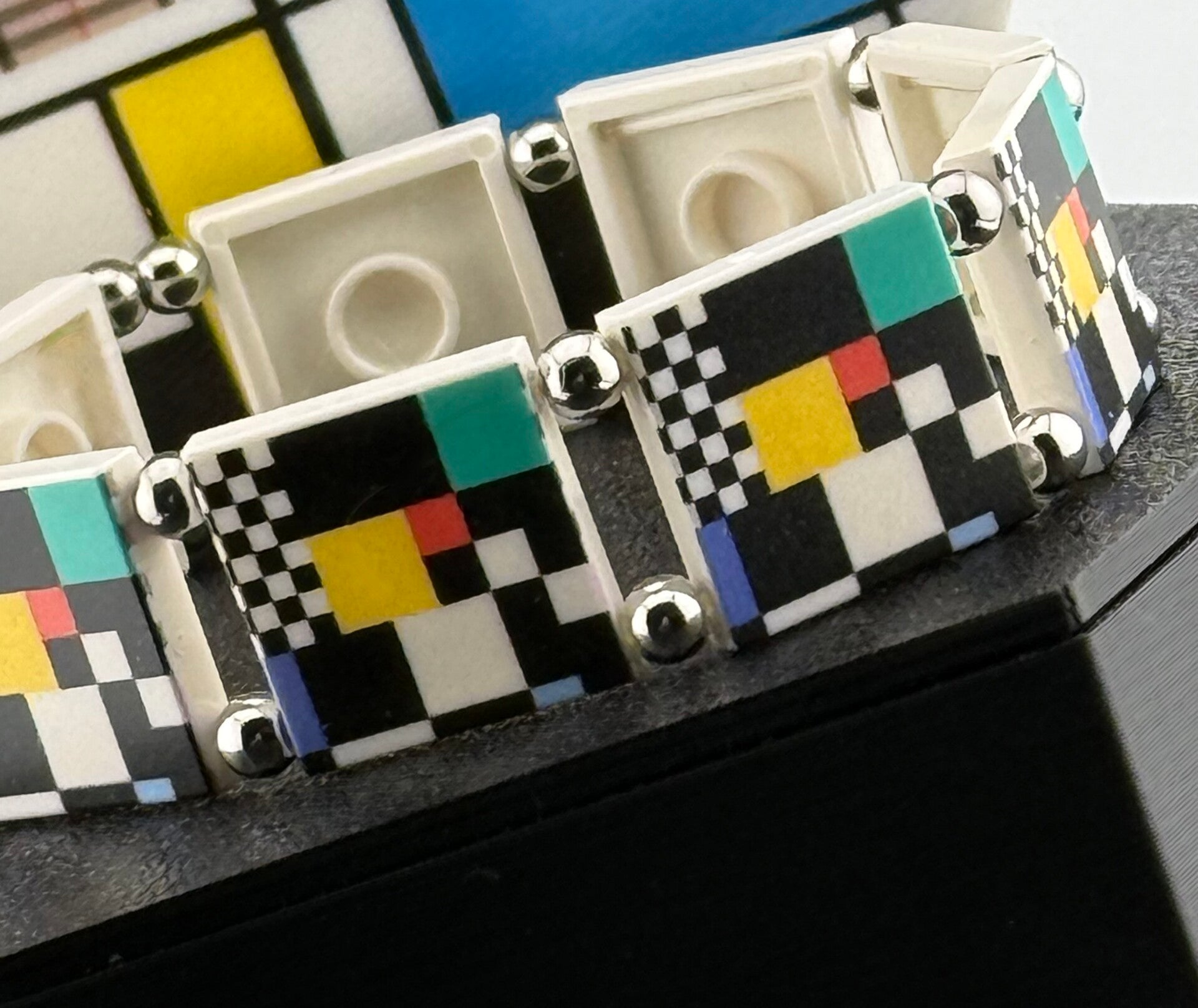 Bracelet femme graphique briques blanches imprimées multicolore fait main — LeKlic en briques LEGO®