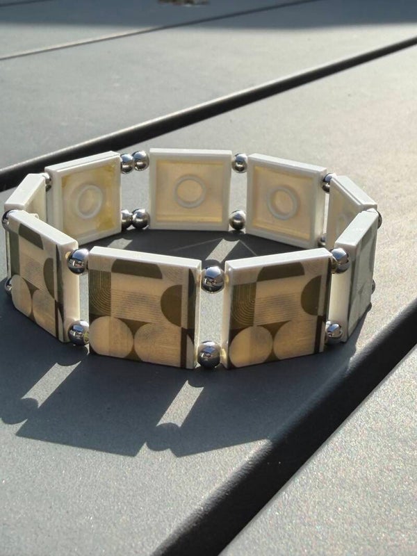 Bracelet écru et vert olive motif géométrique