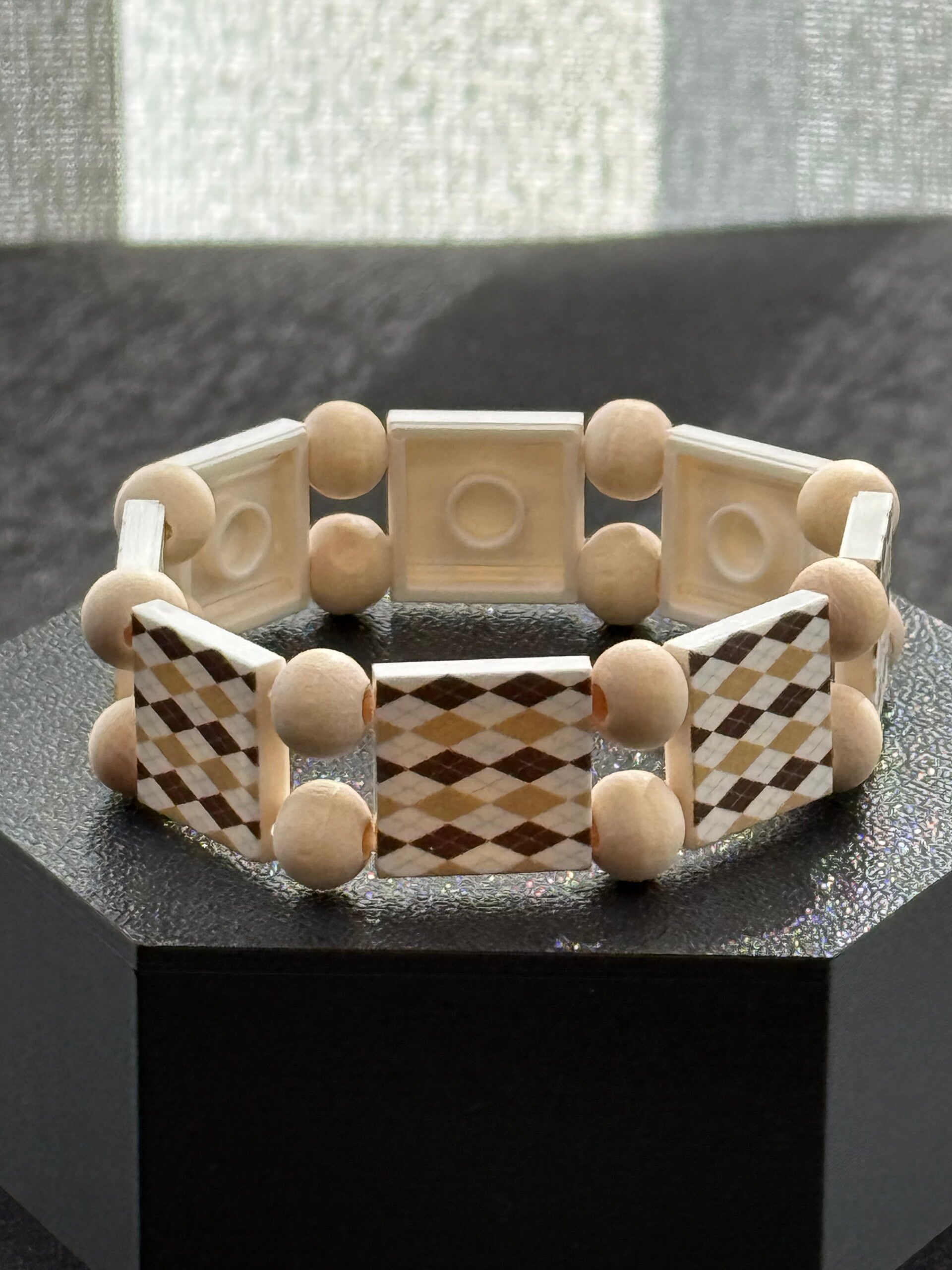 Bracelet jacquard blanc noir et taupe, perles bois