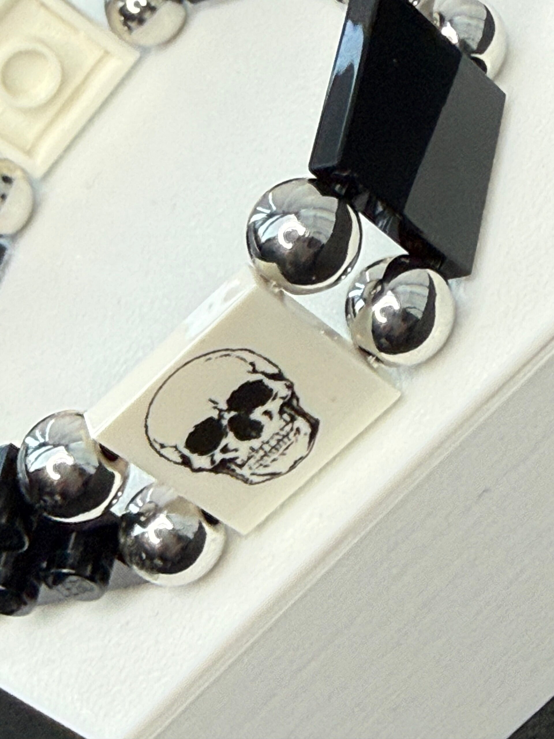 Bracelet tête de mort, blanc et noir perles acier inoxydable