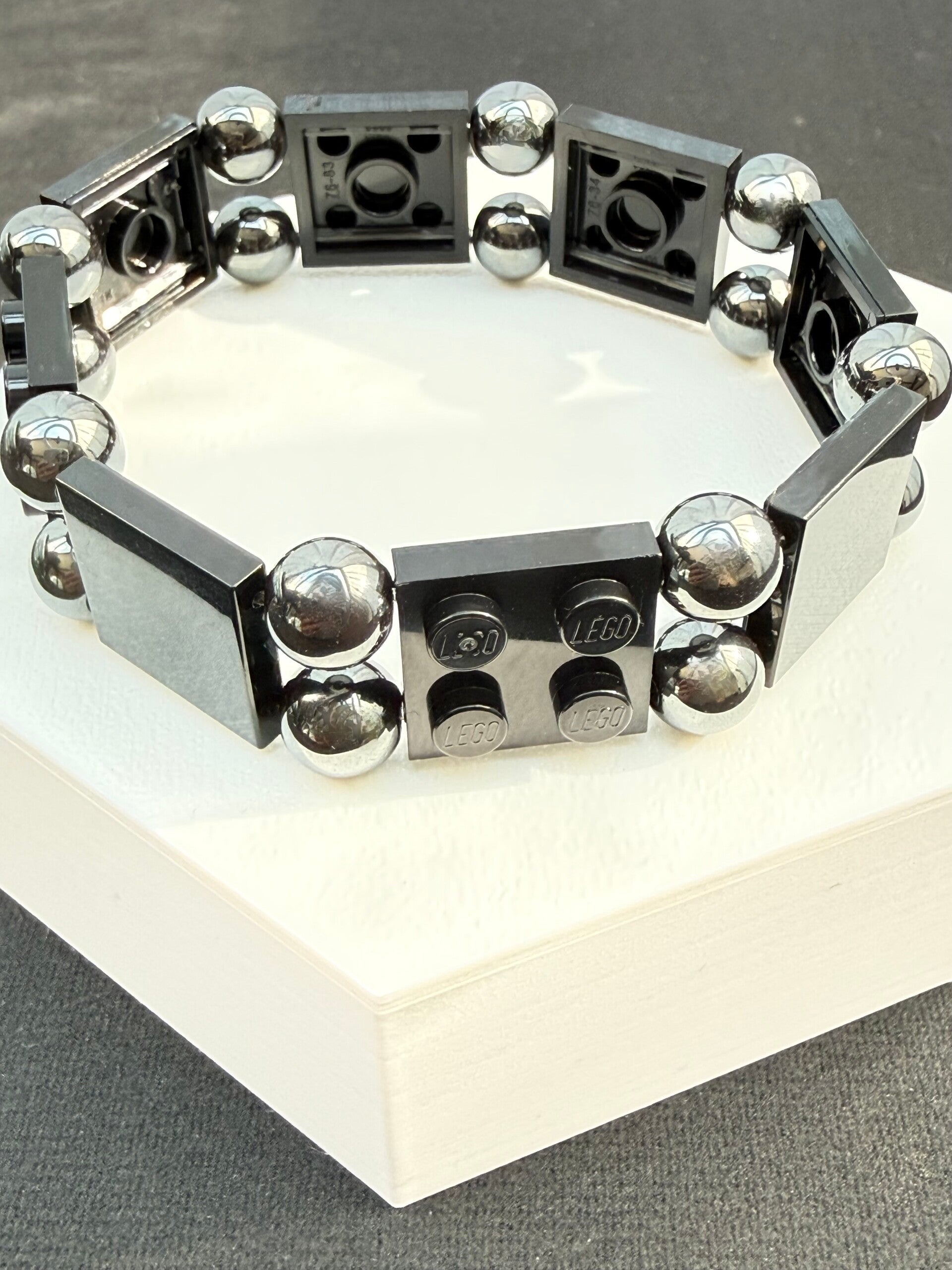 Bracelet briques Lego noir avec grosses perles acier inoxydable