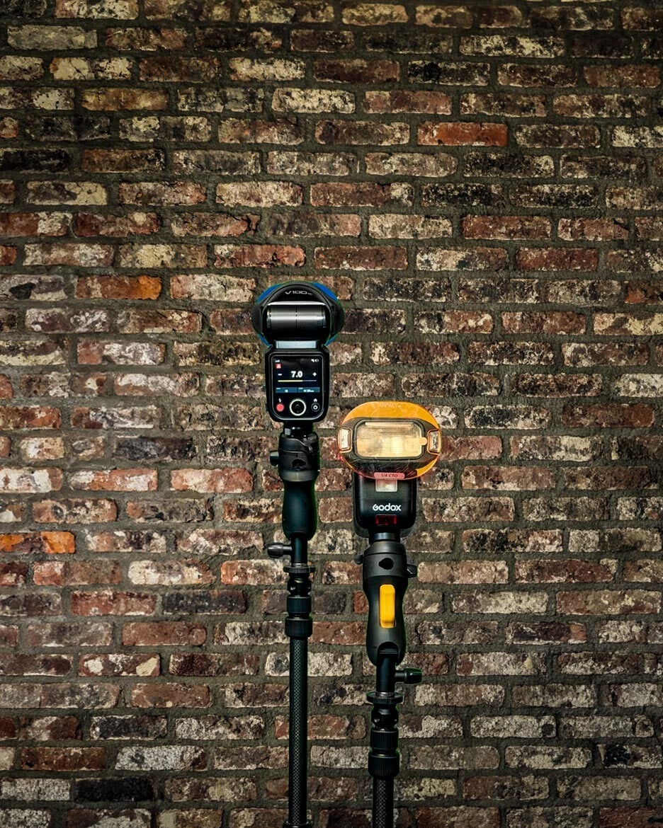 Flitswijzer | Je bent op een bruiloft aan het fotograferen, maar een toffe locatie of setting ontbreekt. Toch blijf je zoeken en spot je ineens een muurtje. Ideaal om iets creatiefs met je flitser te maken. Maar hoe pak je dat aan?