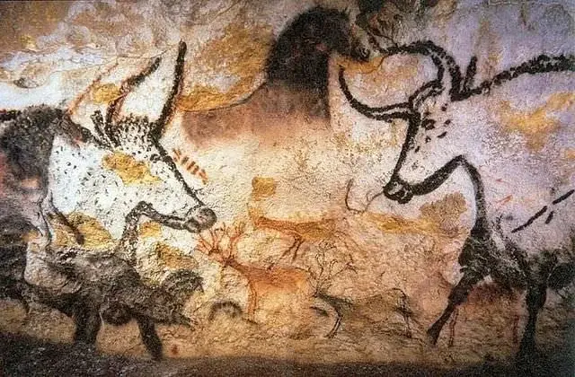 Peintures d'aurochs, de chevaux et de cerfs dans les Grottes de Lascaux.