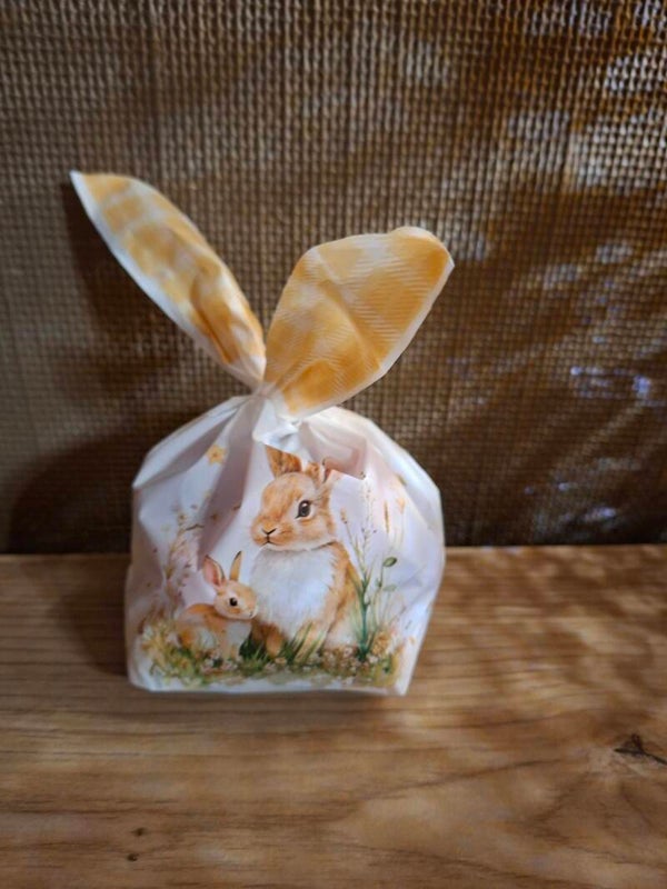 Paaszakje met gestrikte oren Gevuld