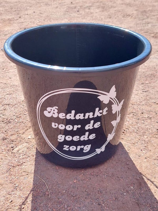 Lege emmer met tekst