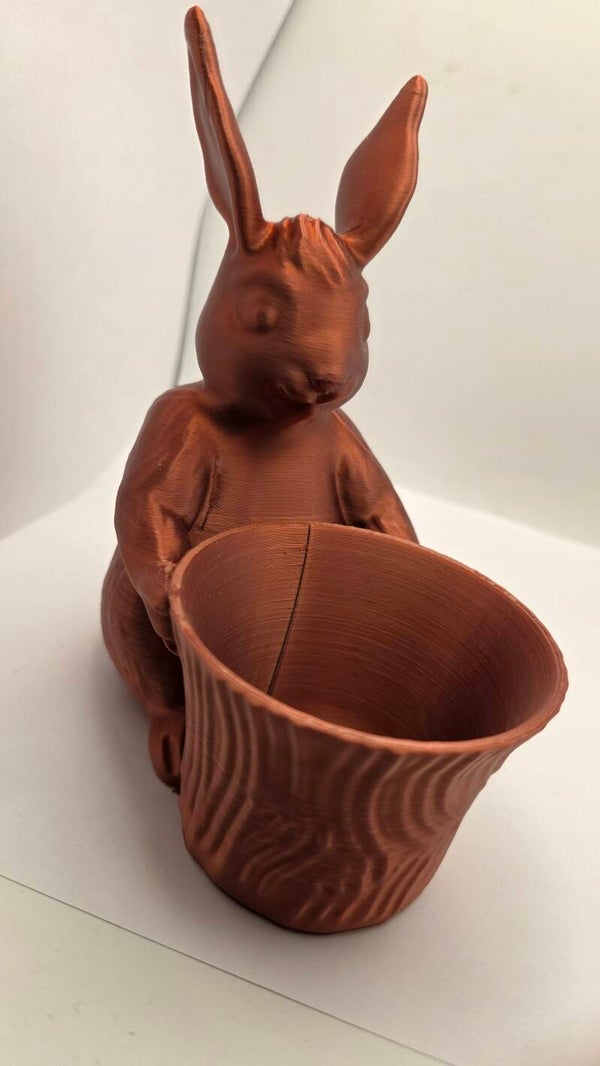 Osterhase mit Körbchen