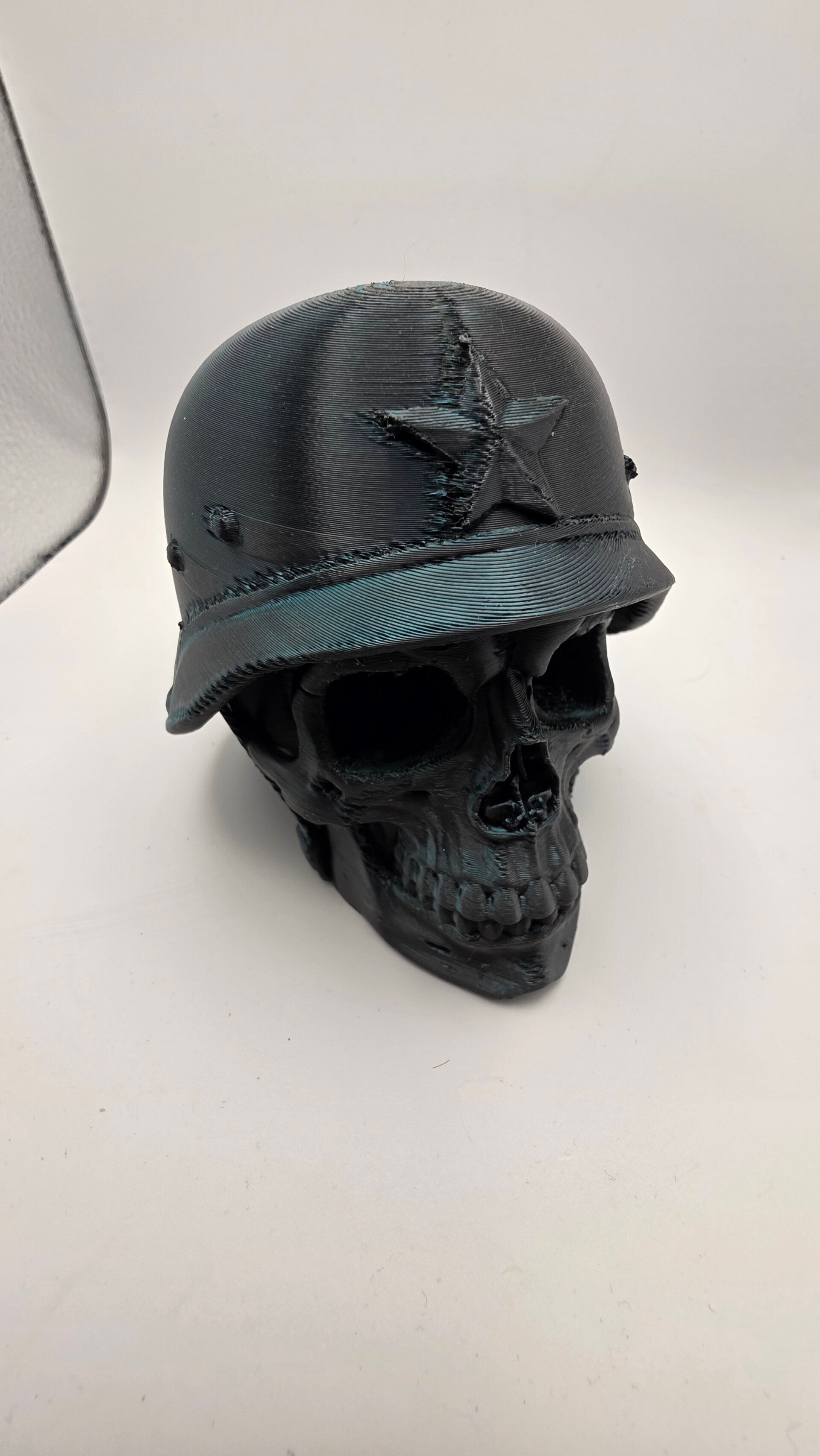 Totenkopf mit Helm