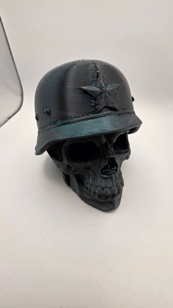 Totenkopf mit Helm