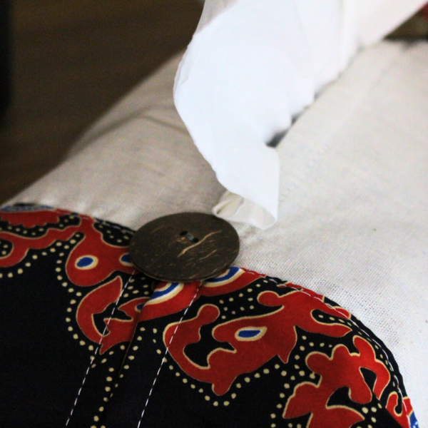 Batik Tissuehouder - Rood / Zwart