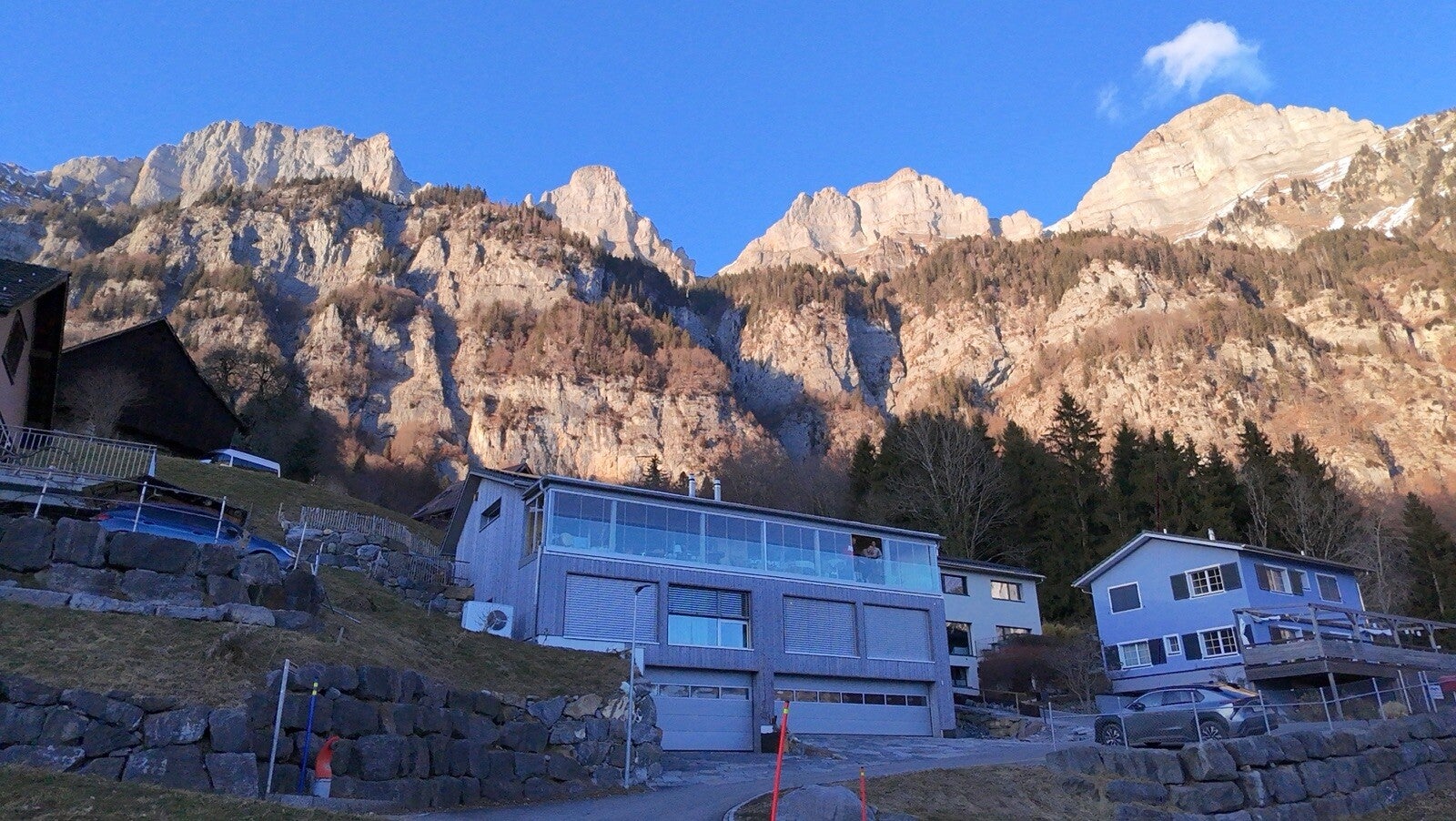 Ferienhaus, blick von der Strasse