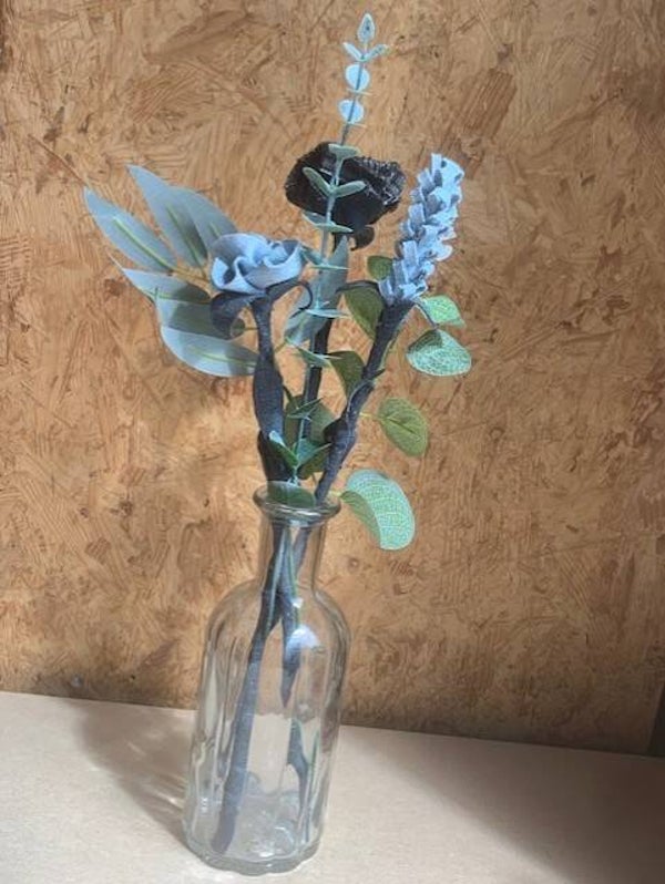 vaasje met jeansbloemen en kunstbloemen