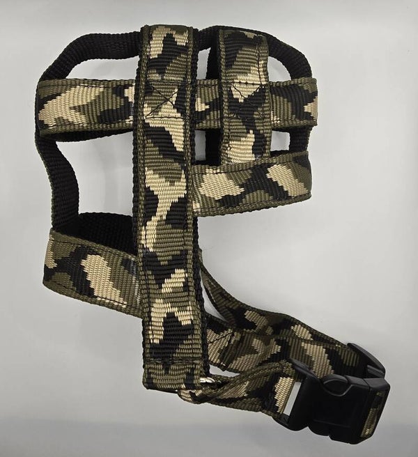 Muilkorf klein legergroen ( geschikt voor middelgrote rassen bijvoorbeeld de Staffordshire Bull Terrier, Friese Stabij, Nova Scotia Duck Tolling Retriever etc