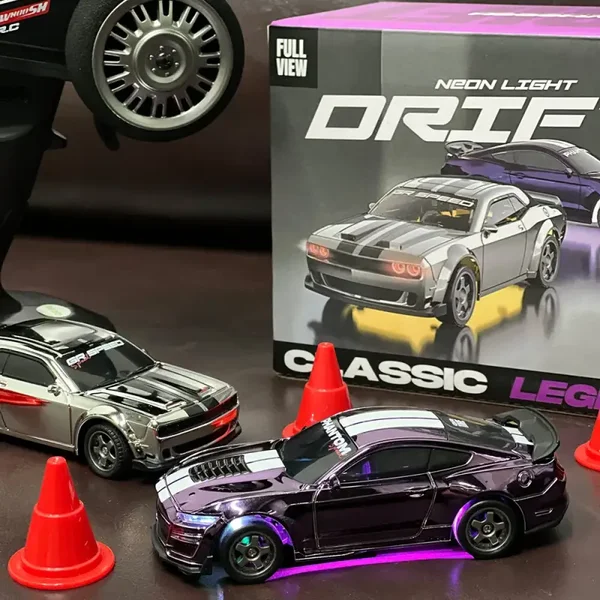 M4 M5 1/43 2.4G 4WD Drift Voiture RC Mini Course Lumière LED Contrôle Radio Moteur à Grande Vitesse Voiture de Course sur Route Modèle de Véhicule