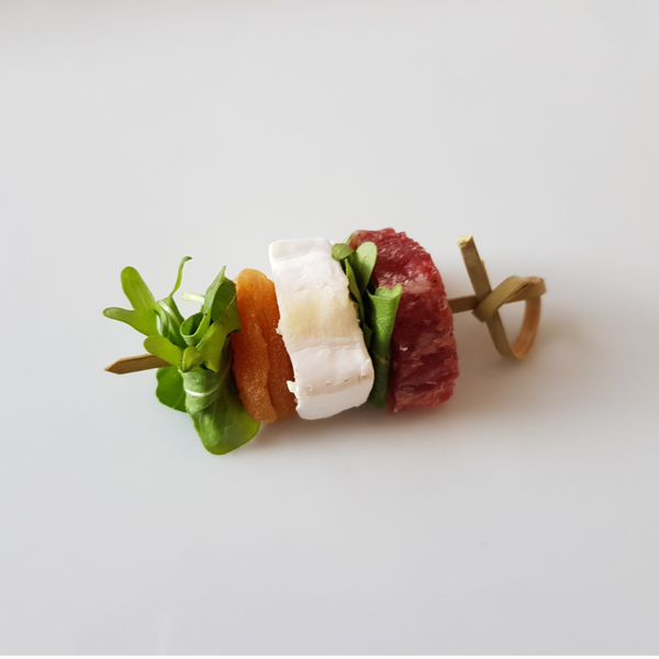 brie - salami - gedroogde abrikoos - notensla