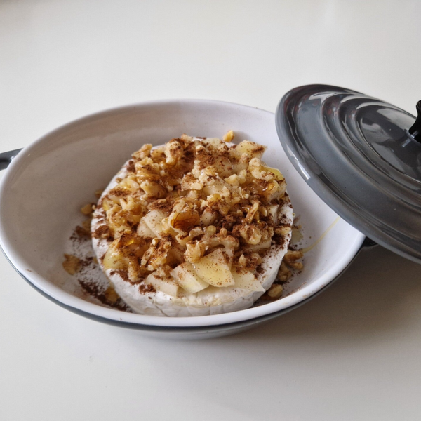 warme camembert met peer, noten, kaneel en honing