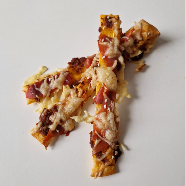 bladerdeegstengel met pesto, kaas, Italiaanse ham en sesamzaadjes