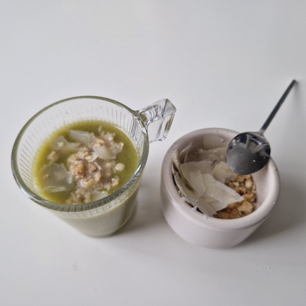 apero-soepje van broccoli, met kruimeltjes van noten en parmezaan