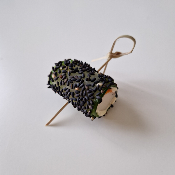 pittig surimi-rolletje met komkommer en zwarte sesamzaadjes