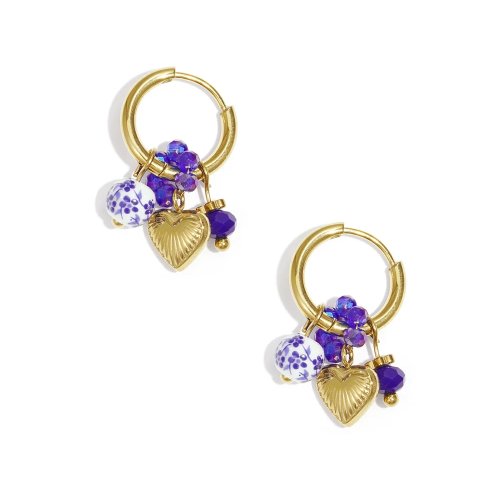 Delfts Blauwe oorbellen met gouden hartje en blauwe bedel