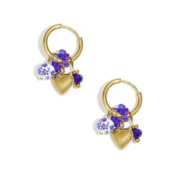 Delfts Blauwe oorbellen met gouden hartje en blauwe bedel