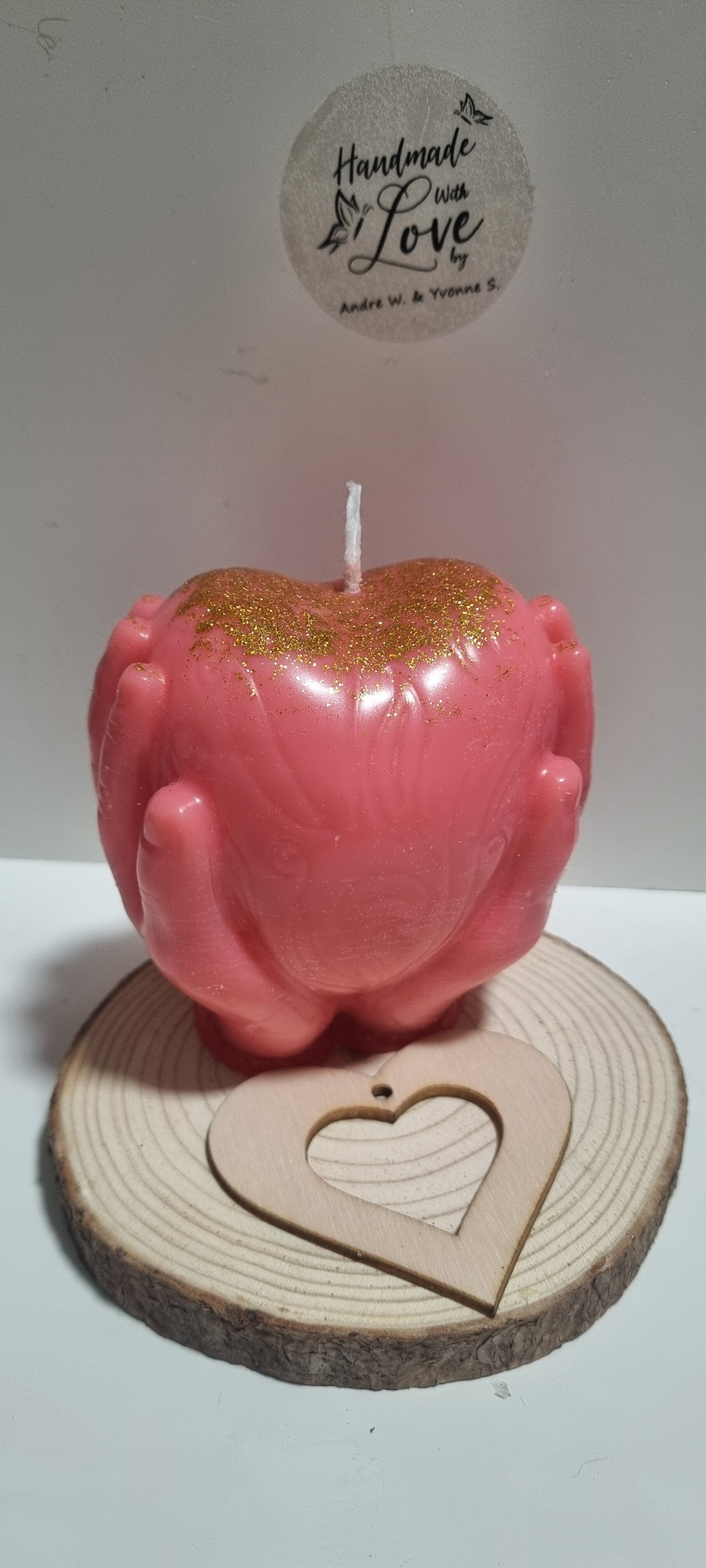 Kerze Herz in den Händen