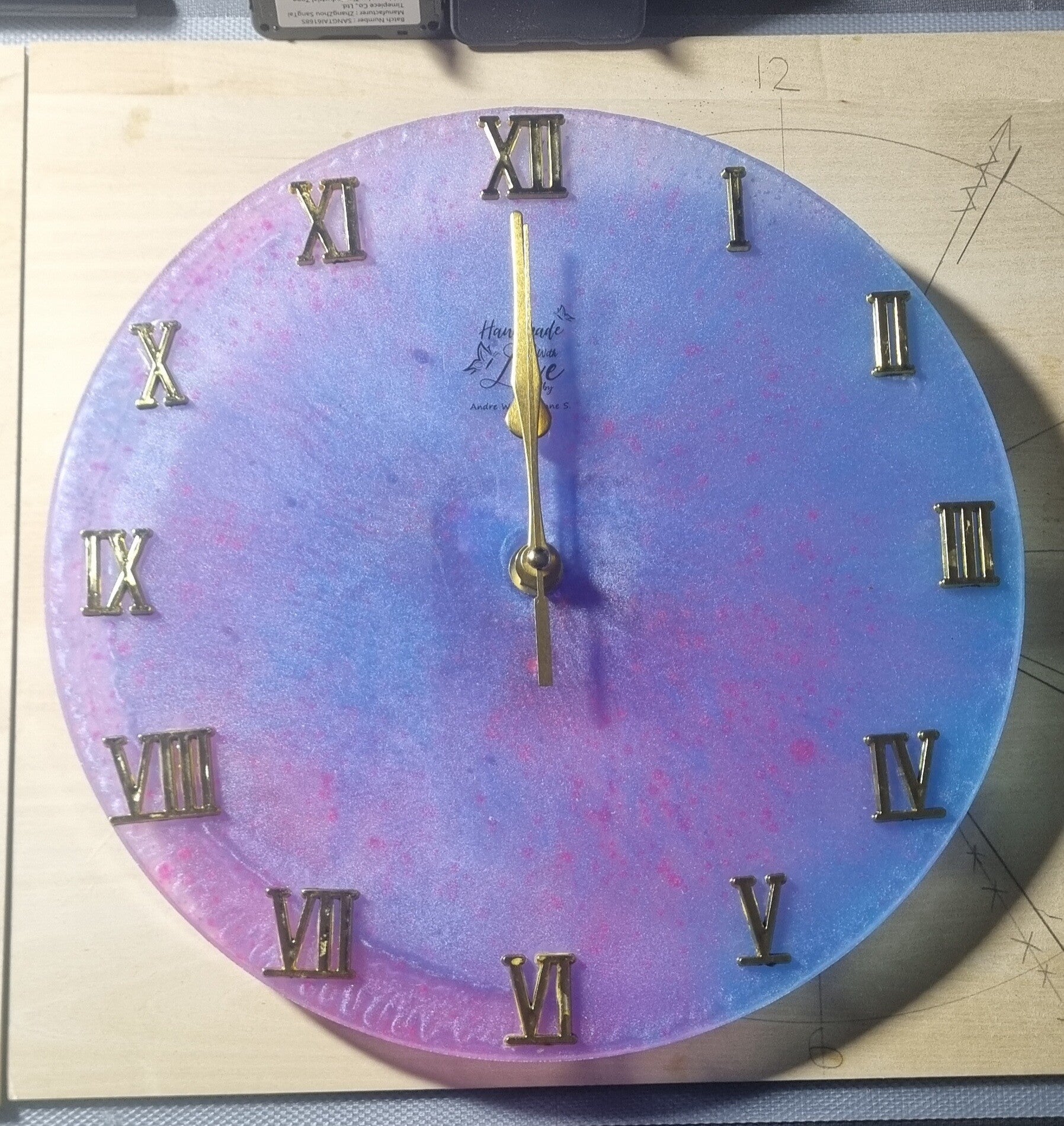 Wanduhr aus Kunstharz mit Goldenen Zeigern und Beleuchtung