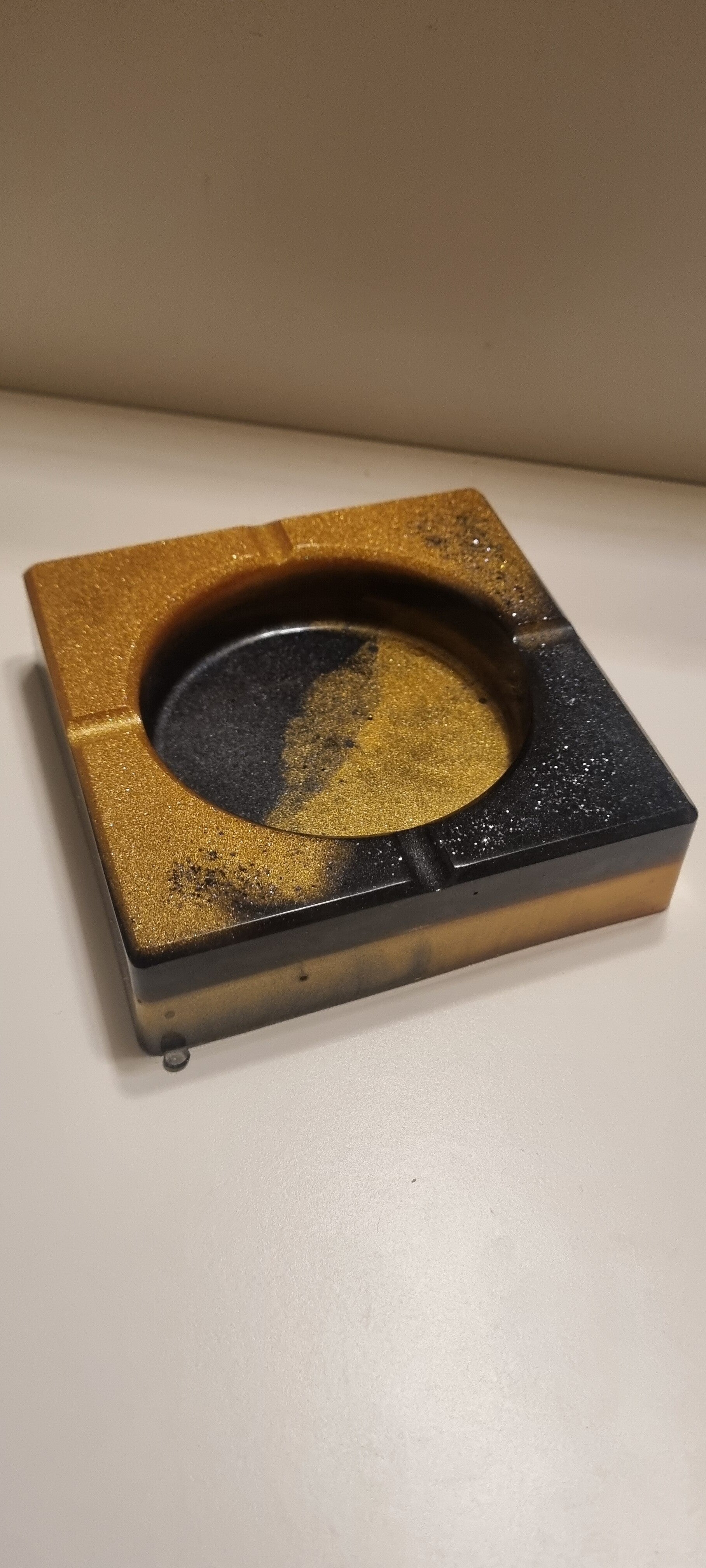 Aschenbecher in Schwarz/Gold