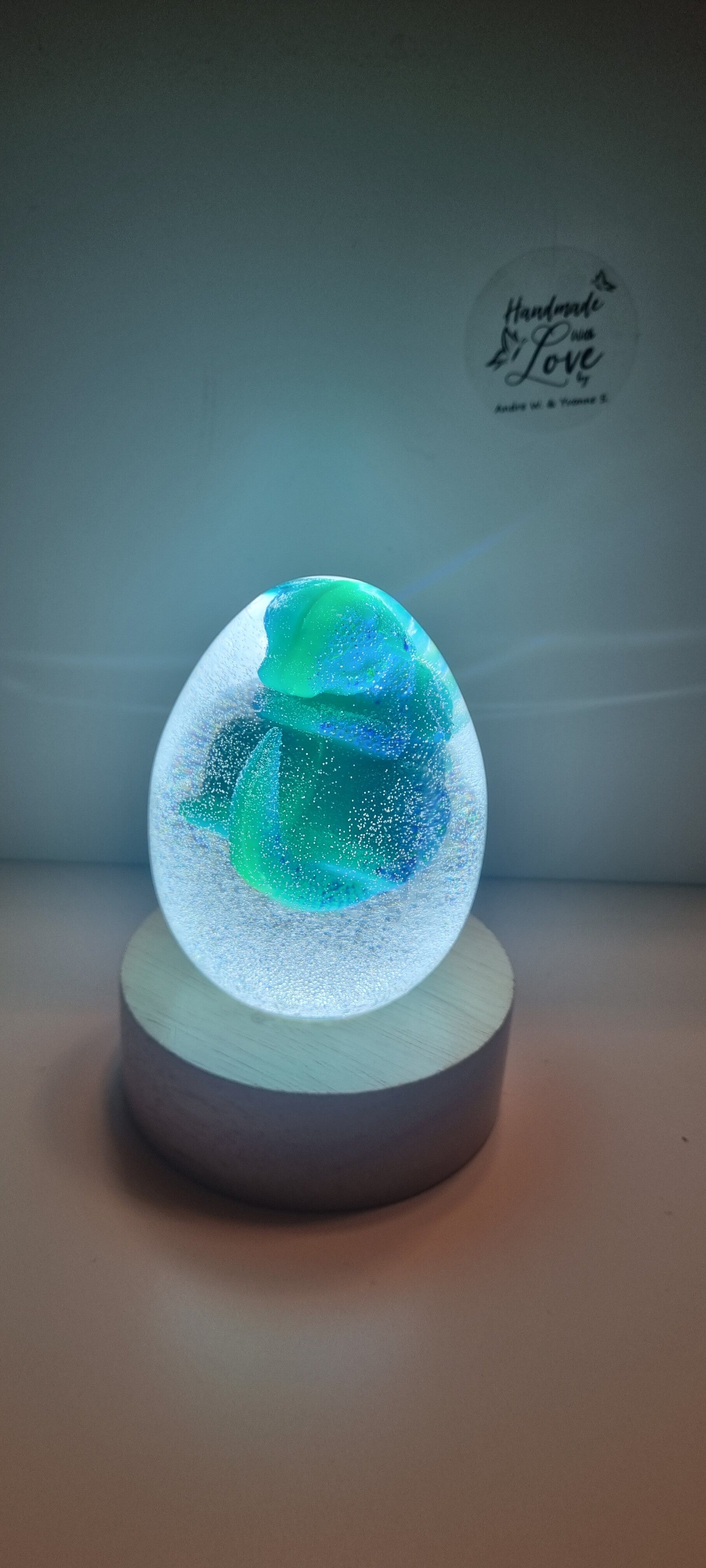 Drachenbaby in Drachenei mit Lichtsockel