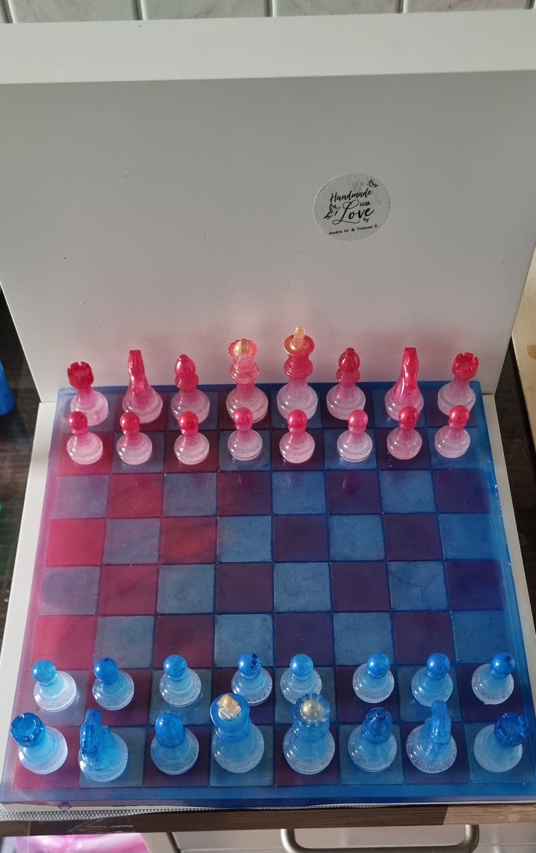 Schachbrett mit Schachfiguren Unikat aus Epoxidharz