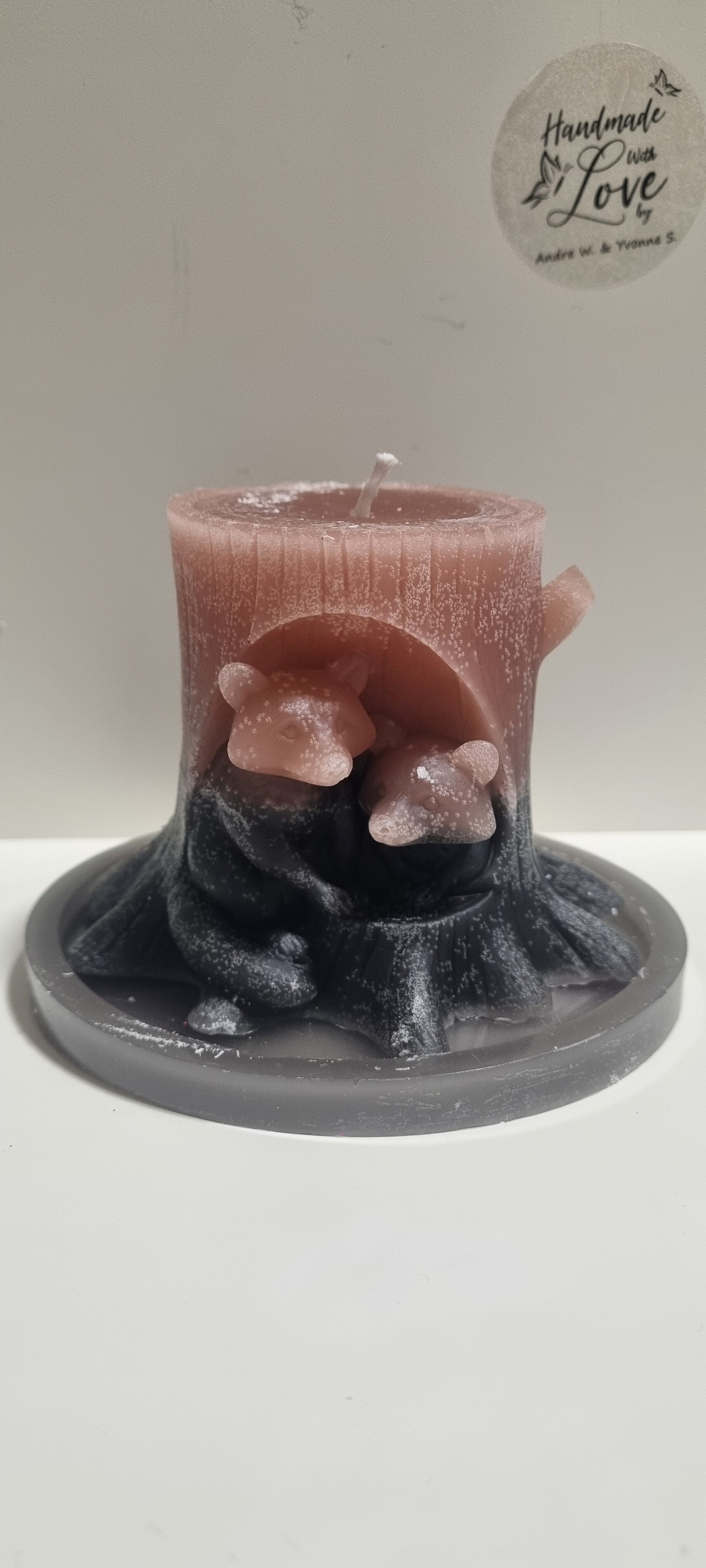 Kerze Baumstamm mit Waschbären