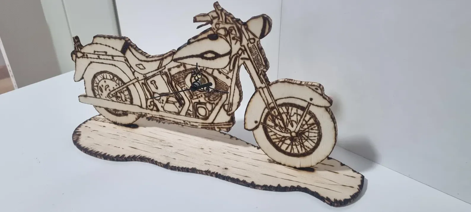 Standuhr Holz Motorrad Brandmalerei