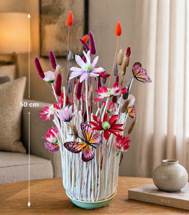 Tafeldecoratie Bloemenveld vaas,  handgemaakt tijdens workshop met katoenkoord en droogbloemen