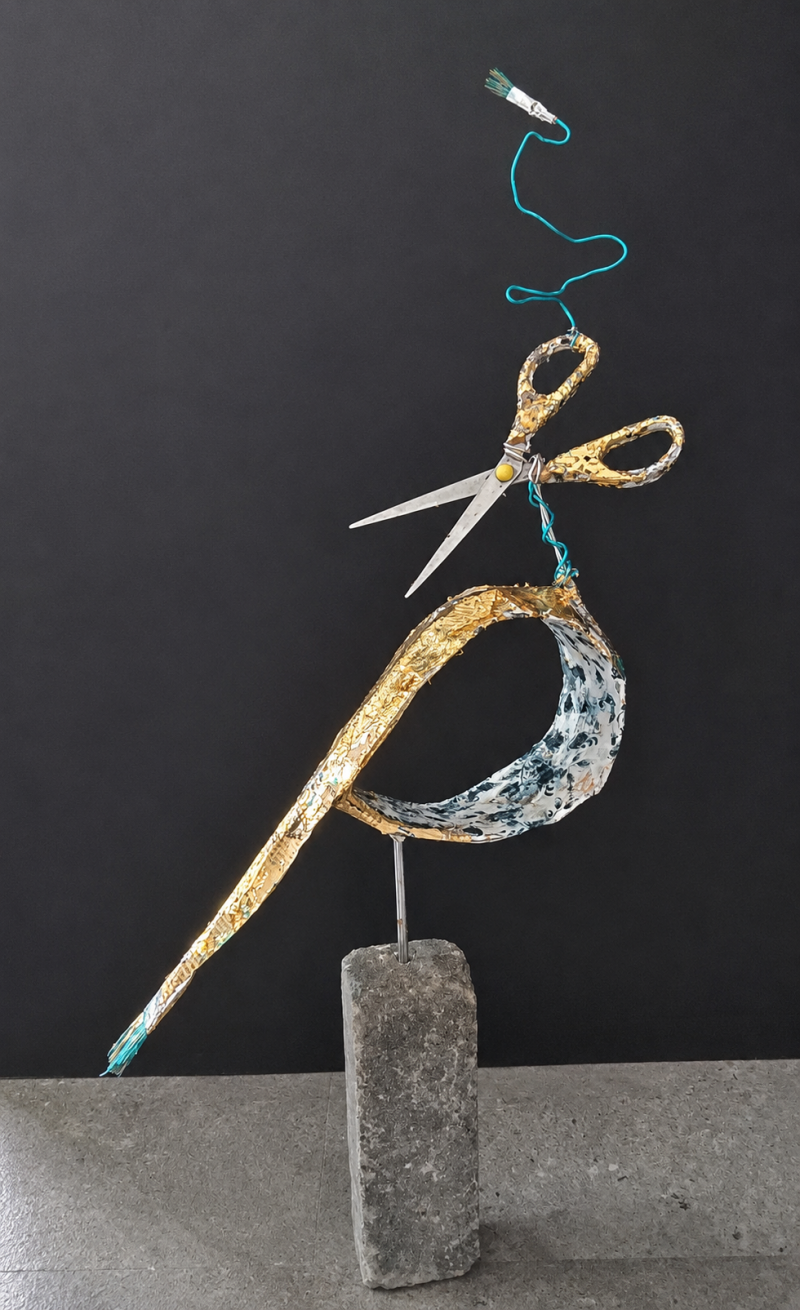 Decoratieve Vogel met de Mixed Media techniek , met toevoeging van schaar als snavel
