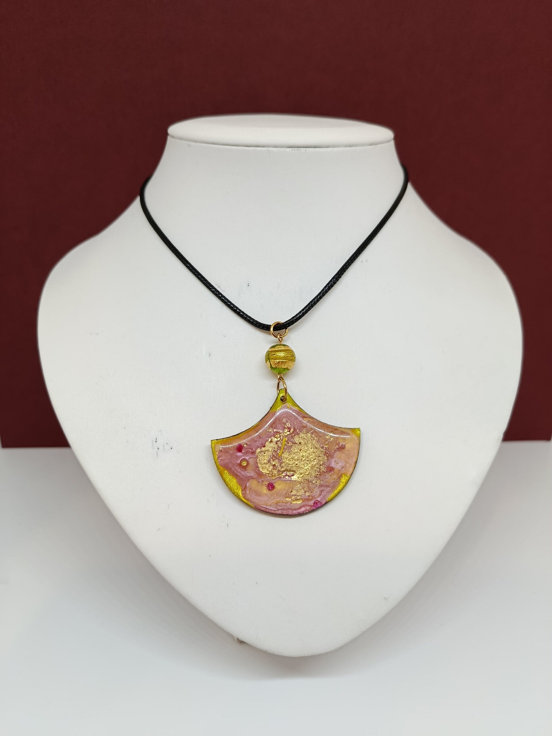Pendentif en bois peint à la main anis et rose - L'immortel anisé