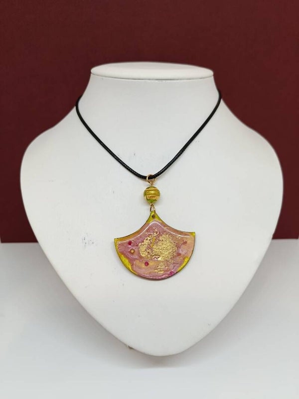 Pendentif en bois peint à la main anis et rose - L'immortel anisé